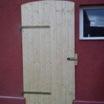 Neue Tür für den linken Stall